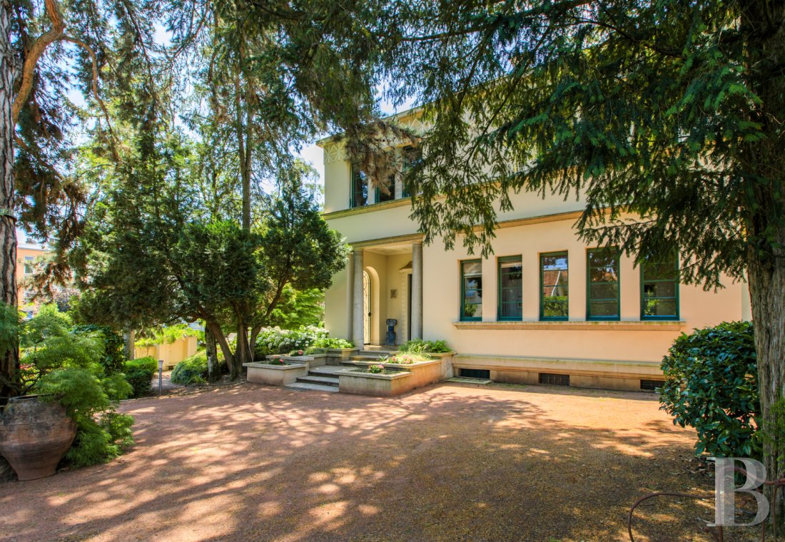 En Saône-et-Loire, à Mâcon, une villa et son jardin entièrement de style Art déco - photo  n°5
